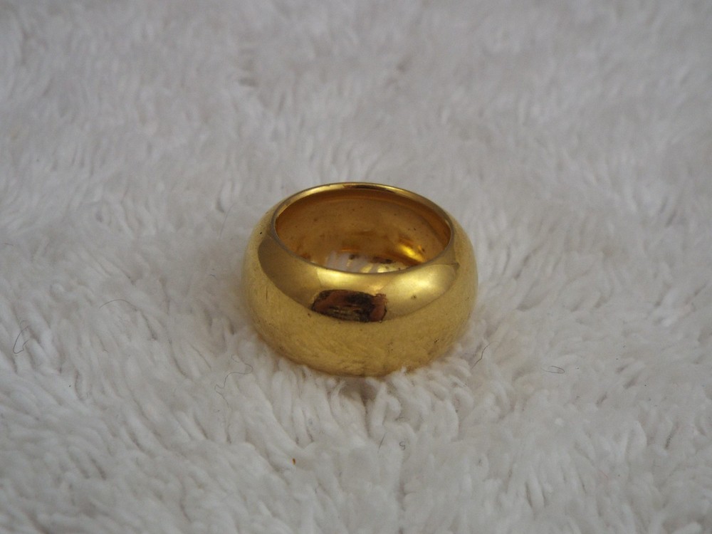 Goldtone Ring ~ Size 8 (J53)