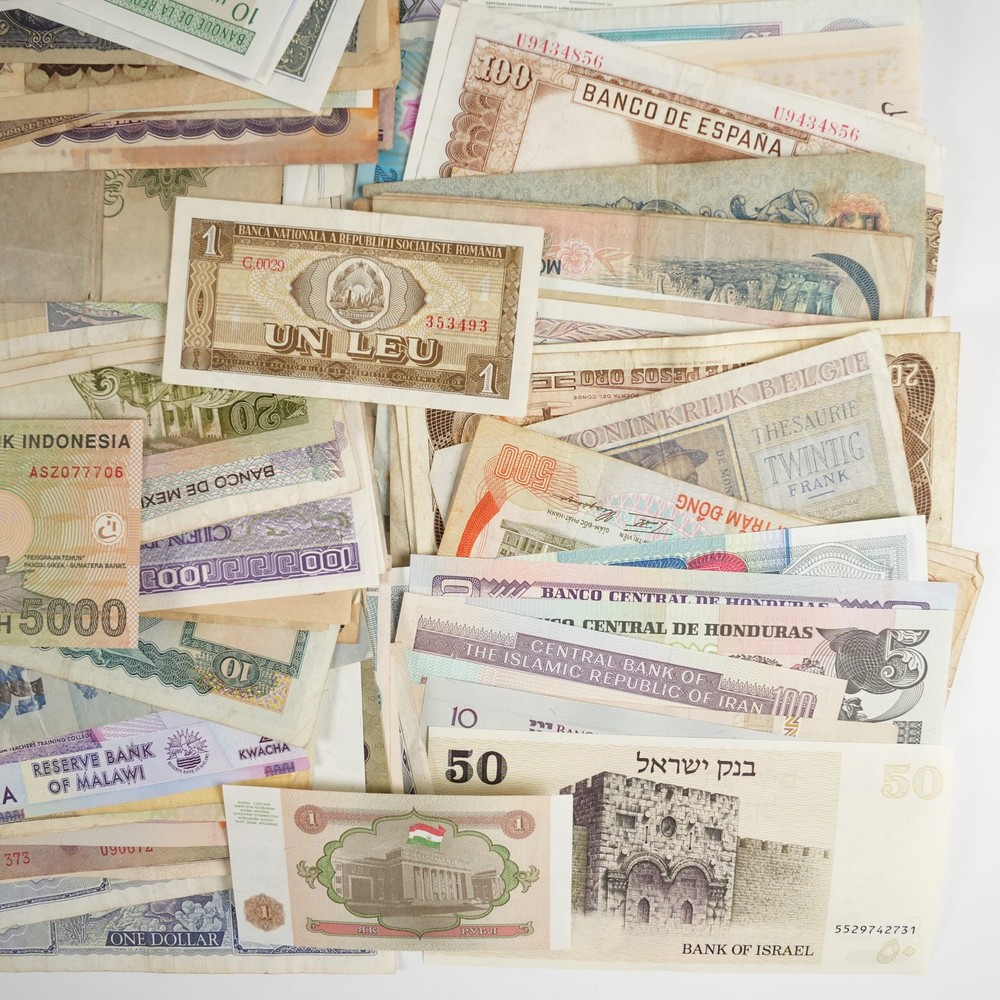 351x Assorted World/Foreign Bank Notes **Nice Assortment! 31206