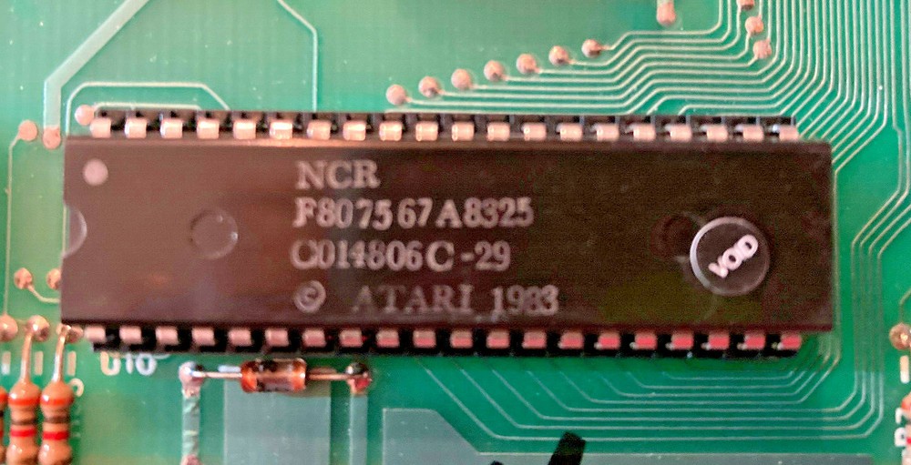 Top and bottom case Atari 600XL Removed from computer