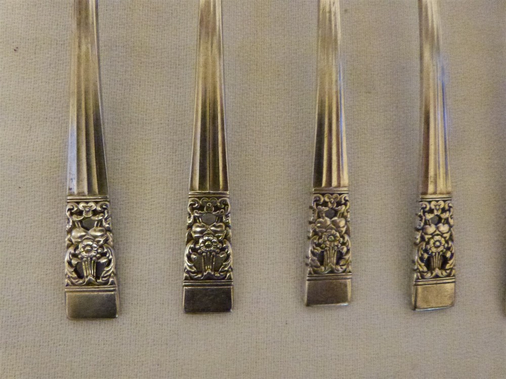 8 GORGEOUS Community Plate CORONATION Flatware TEASPOONS 6.12"