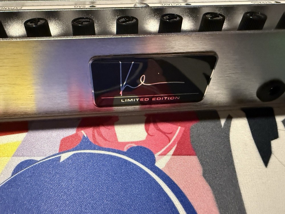 Fender Shields Blender Limited Edition Signed USB 43/100