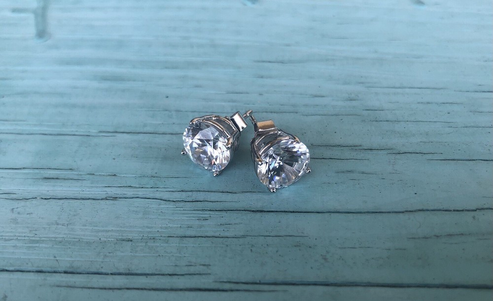 Beautiful Sterling Silver (.925) AAA CZ Sparkling Stud Earrings-New