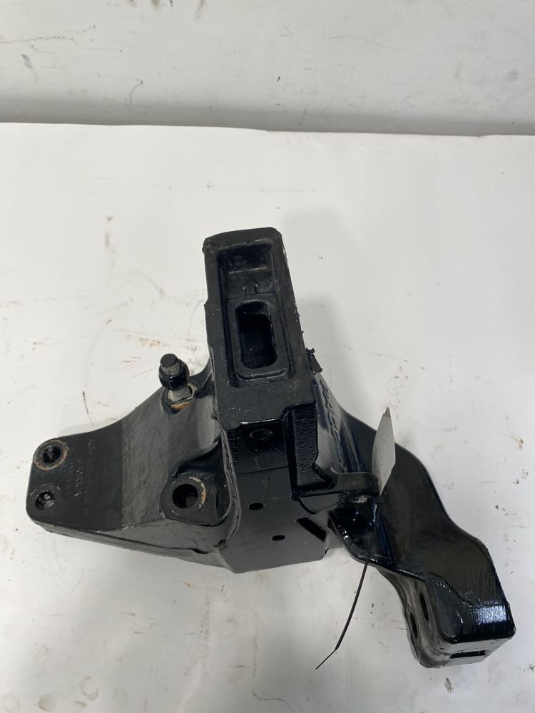 2016 Peterbilt 579 Cab Mount A856136 (630-10838)