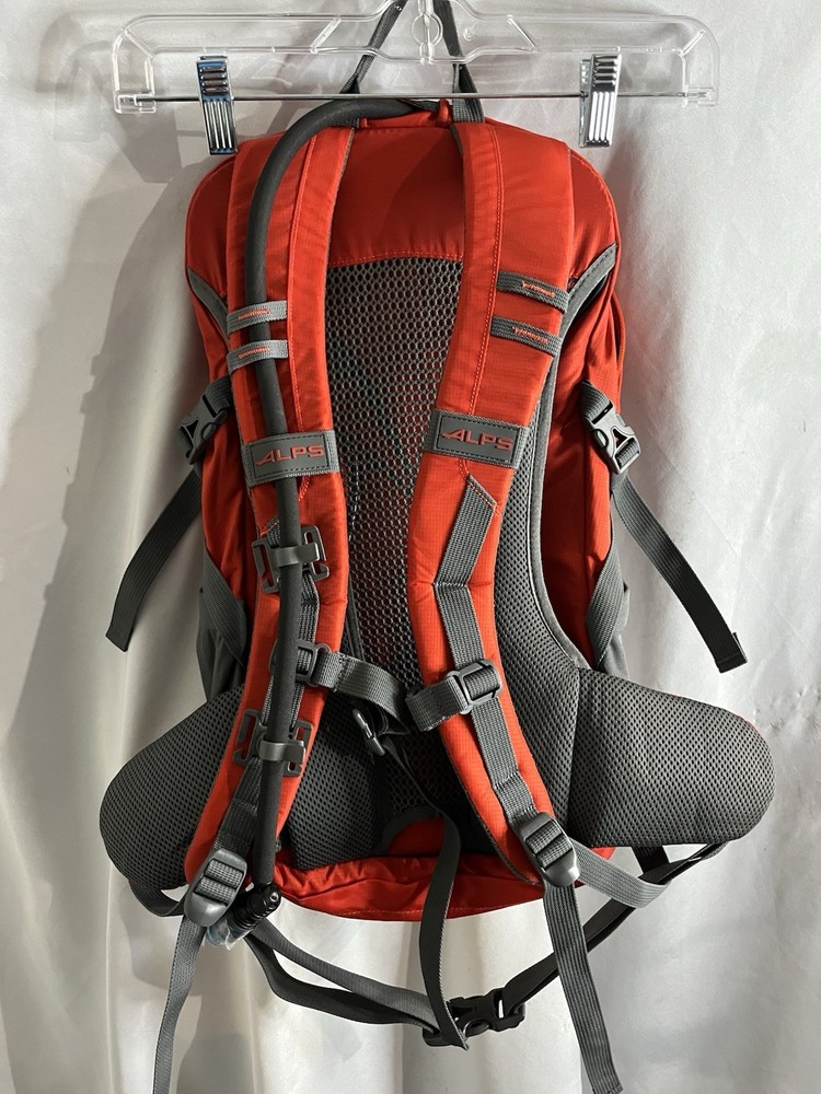New ALPS Mountaineering Hydro Trail 17 Hydration Pack