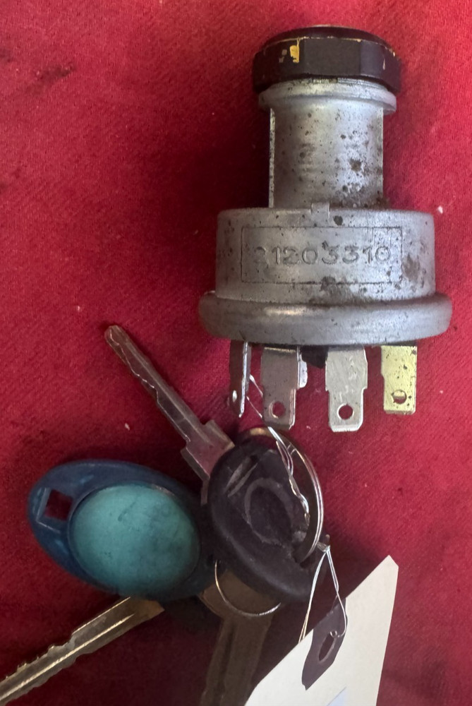 2014 VOLVO 21203310 IGNITION SWITCH WITH KEY