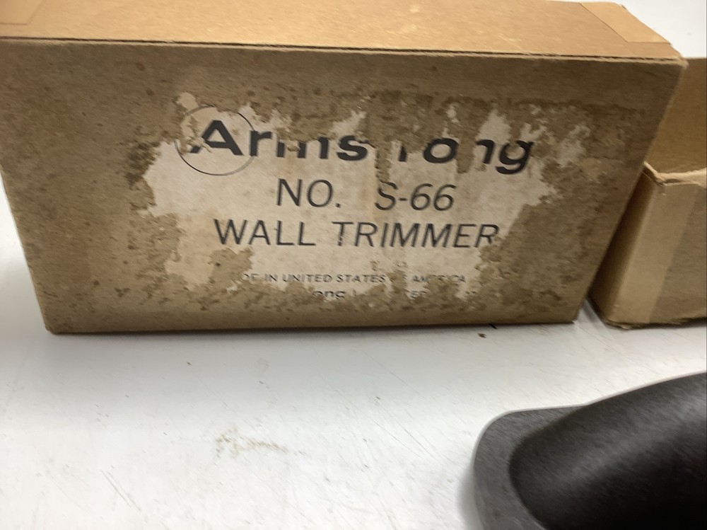 Vintage ARMSTRONG S66 WALL TRIMMER in box missing blade