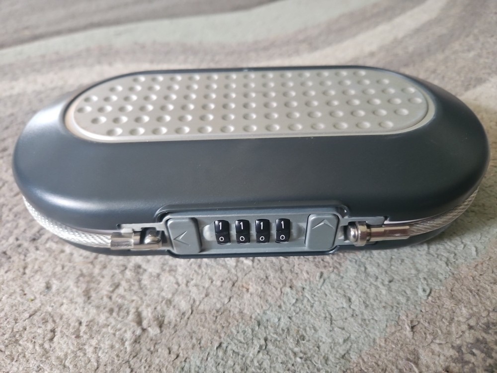 Master Lock Safe Space Portable Personal Safe 2420BQ Works Missing Roller Cover