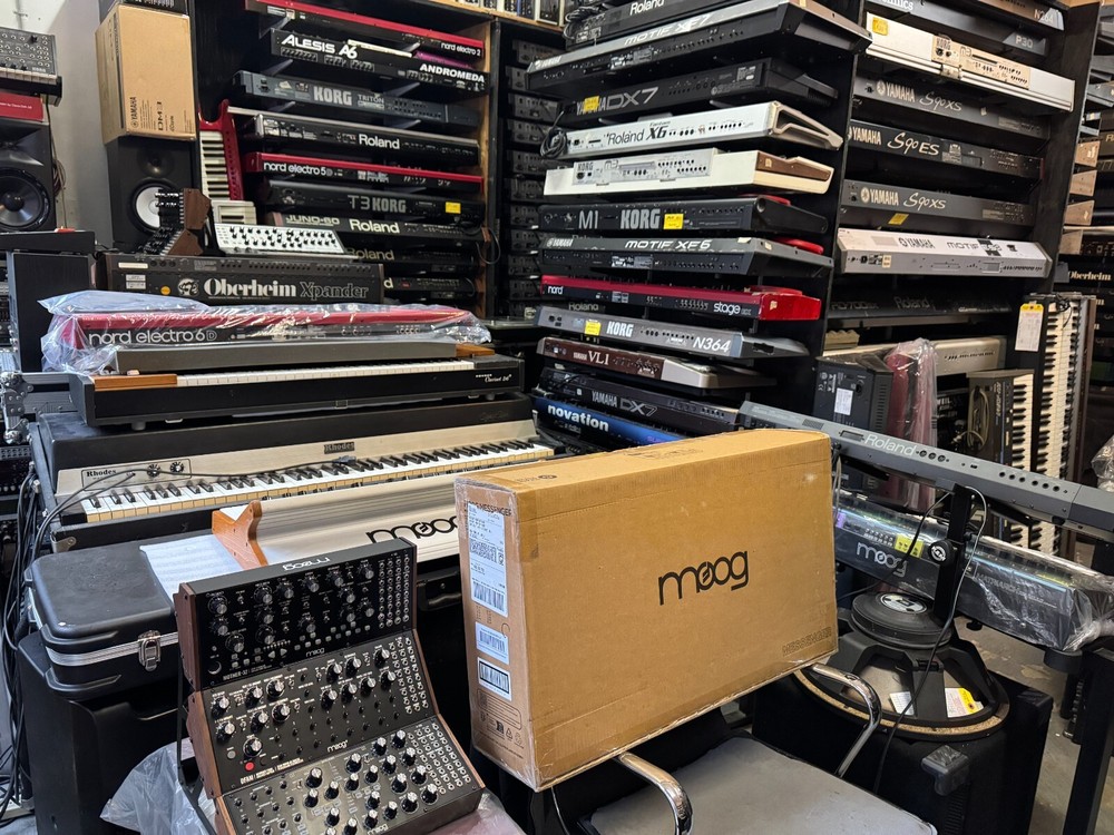 Moog Messenger 32-Key Monophonic Synth keyboard in box  ARMENS