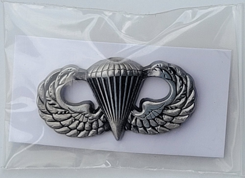 GENUINE U.S. ARMY BADGE PARACHUTE  SILVER OXIDIZED