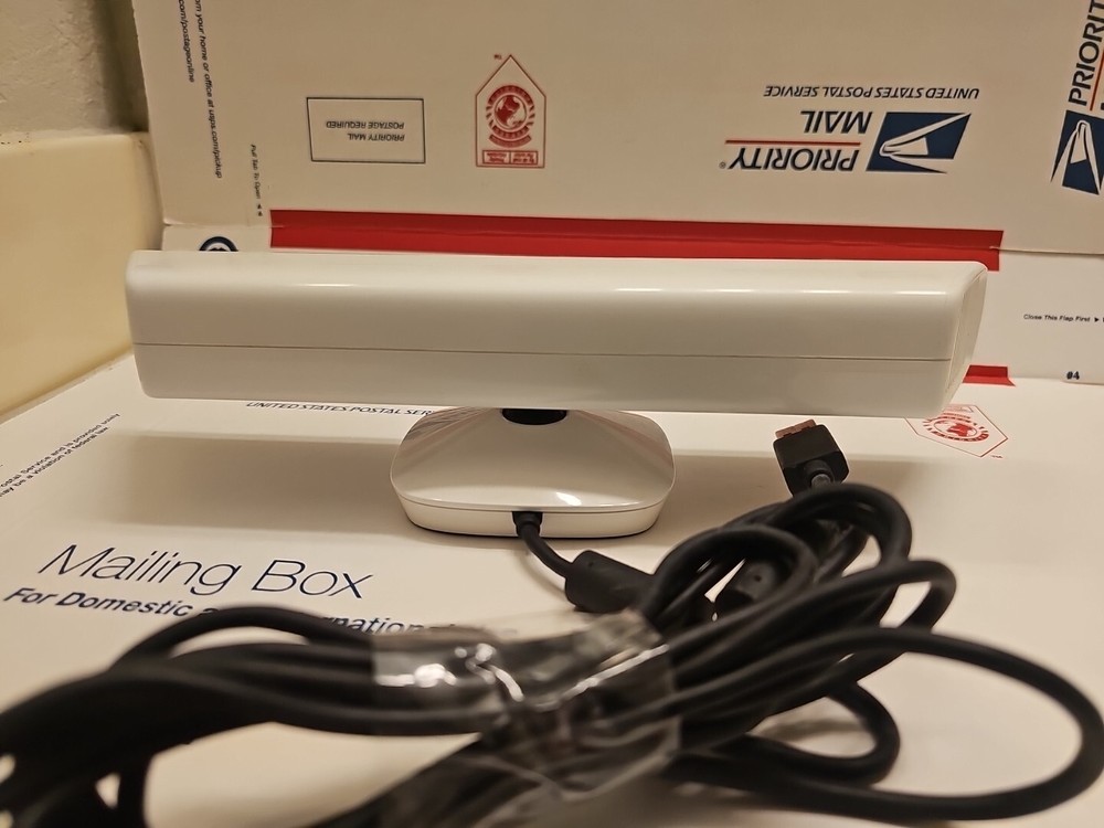 Xbox 360 - Kinect Sensor White Bar Only Camera Motion OEM Microsoft #111