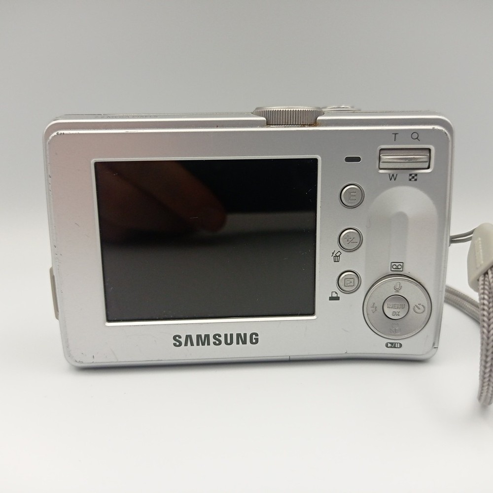 Samsung Digimax D75 7.2MP Compact Digital Camera Silver - Powers Off Randomly