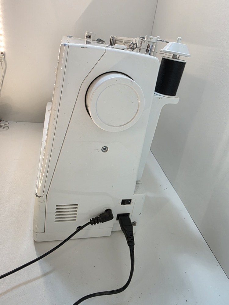 Singer Quantum L-500 Computerized Sewing Machine – Tested & Working LCD Display