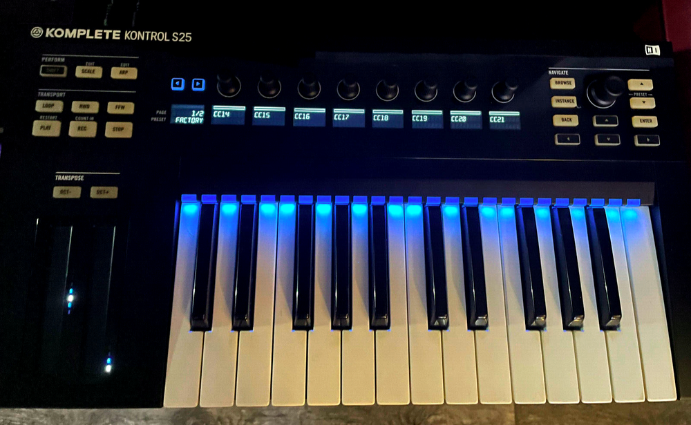NI Komplete Kontrol S25 Midi Keyboard Controller w/ Adapter, USB and Software