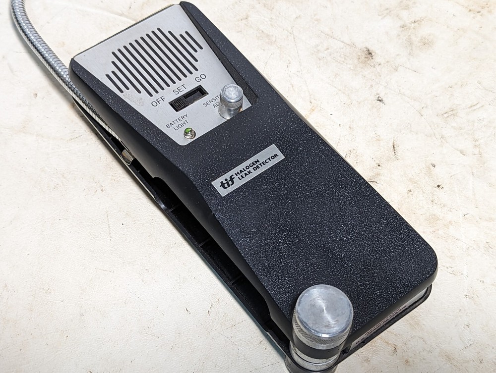 TIF Instruments halogen leak detector with leather case