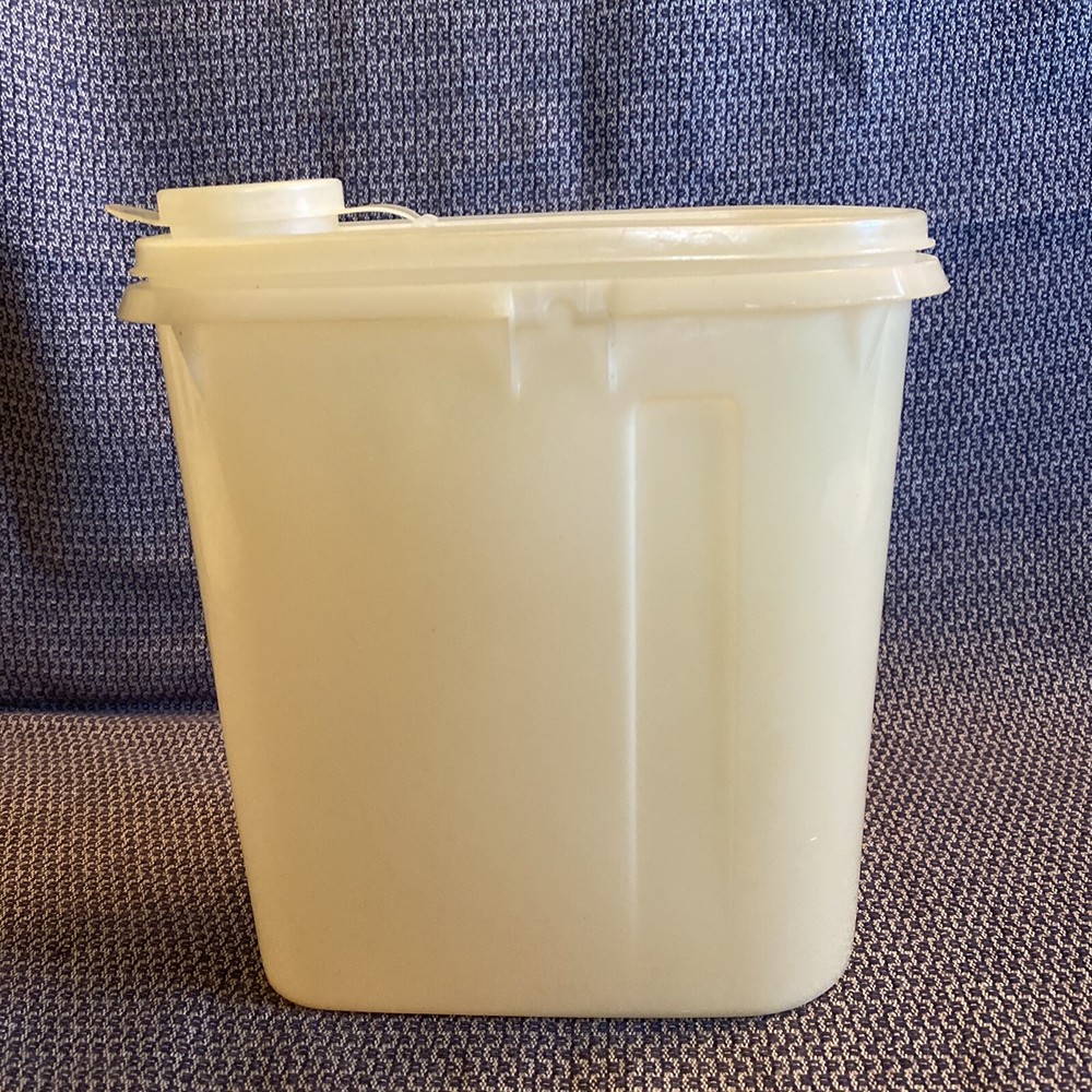 Vtg. Tupperware Beverage Pitcher/Container 510-4 (No handle)