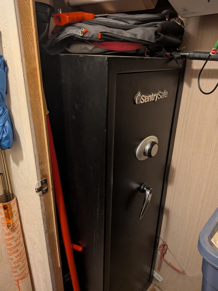 Sentry Safe, Fireproof, Upright, Locking Combination 14 Gun Safe