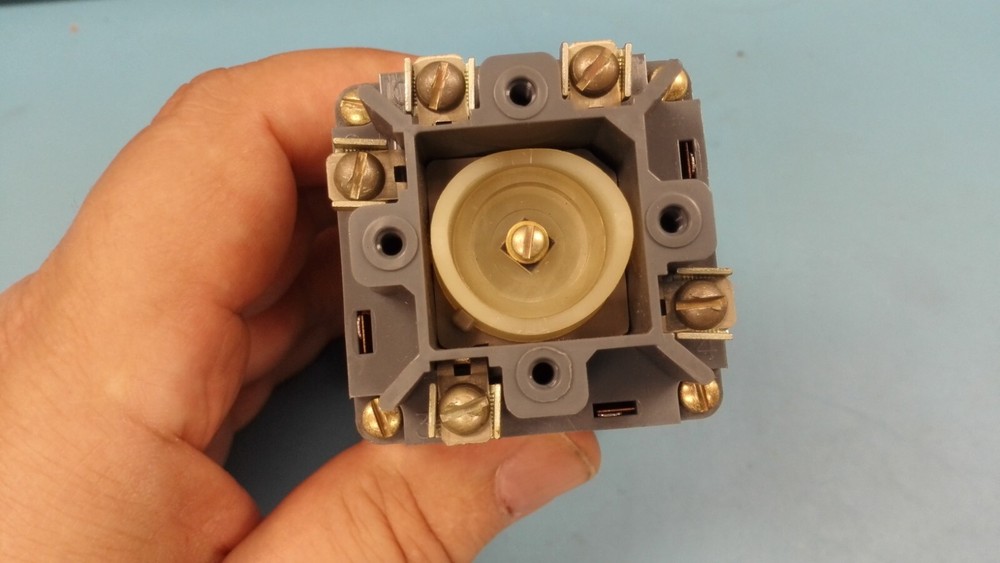 MICRO SWITCH 910AEA031 5-64 NOS