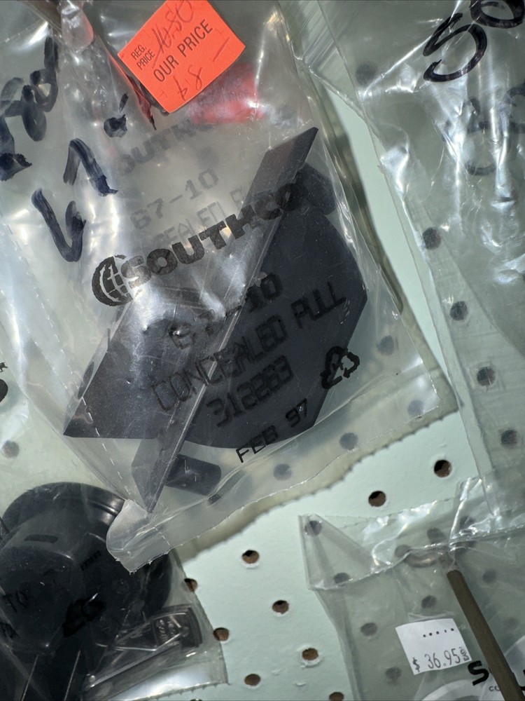 New SOUTHCO Black Plastic Concealed Pull # 87-10 Nip