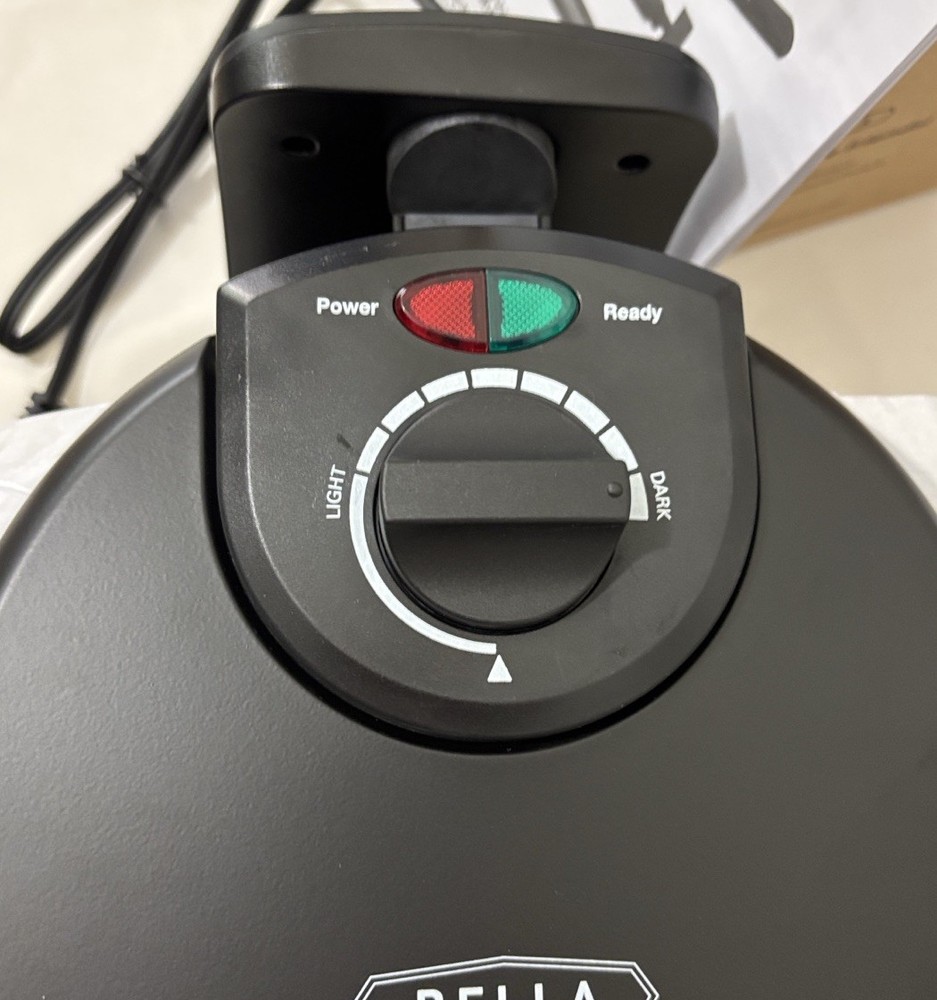 Bella Rotating Belgian Waffle Maker Black