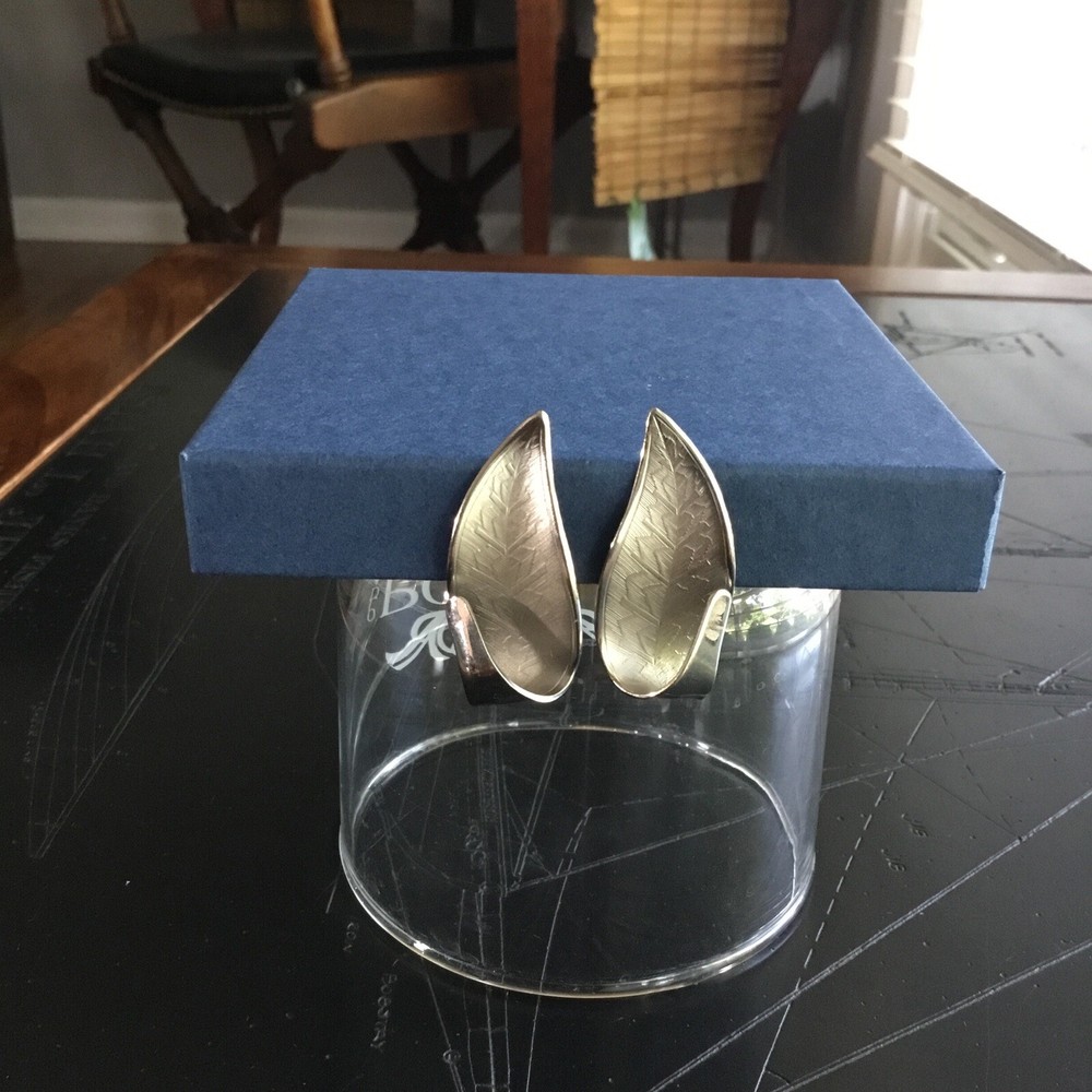 Signed Giovanni Silver Tone Leaf Looking Screw Back Earrings Textured Design EUC