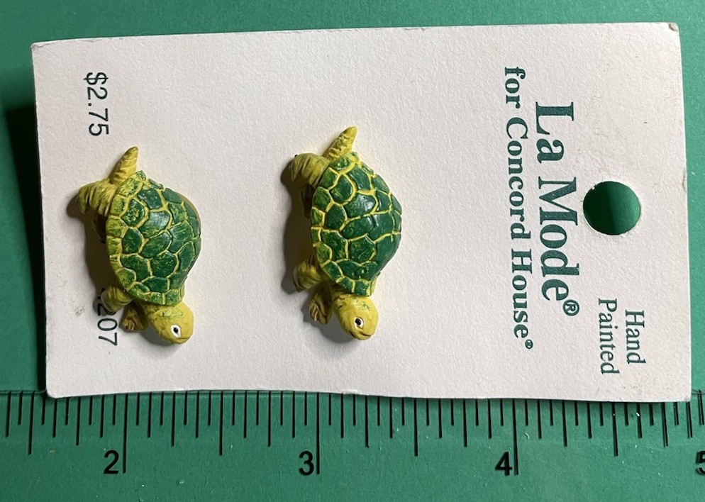 (2) VINTAGE 1" LaMODE CONCORD HOUSE TURTLE PLASTIC APPLIED SHANK BUTTONS-D5