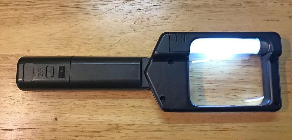 FLUORESCENT LIGHTED HAND HELD MAGNIFIER BATTERY POWERED VINTAGE