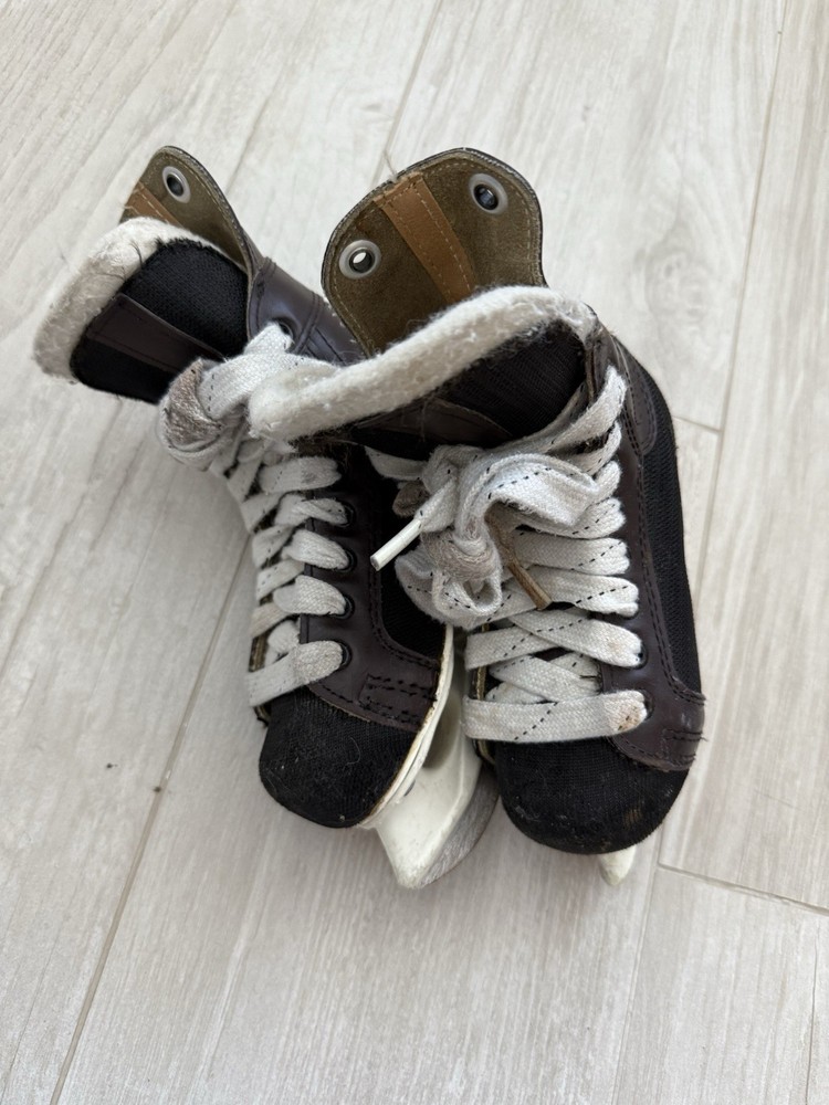 Ice Hockey Player Skates - DAOUST