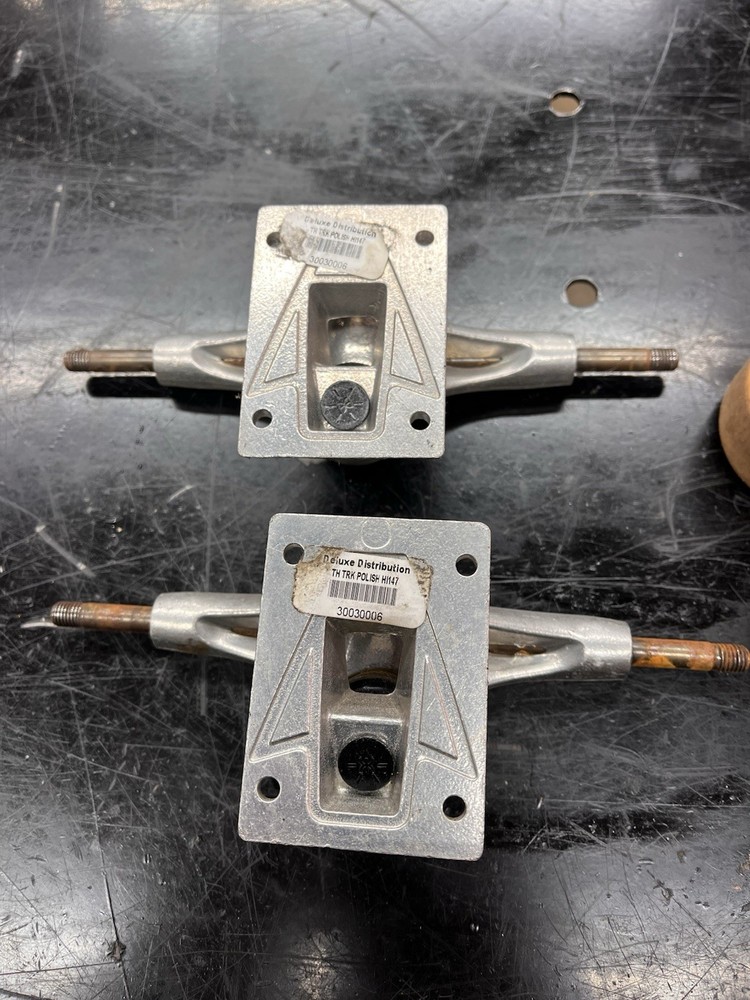 SKATEBOARD THUNDER TRUCKS AND WHEELS