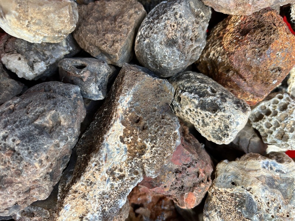 Texas agate rough. 23 Lbs, Medium USPS Flat Rate Shipping Box