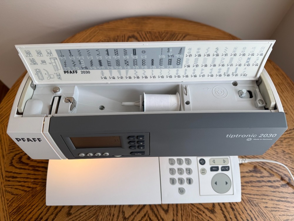 PFAFF Tiptronic 2030 sewing machine