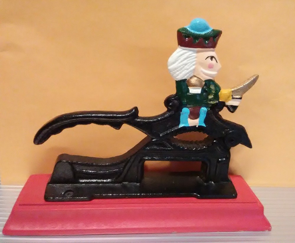 KING NUT CRACKER WITH STAND GREAT FOR ANY COLLECTION!