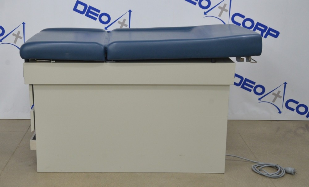 UMF 5140 Manual Adjustment Exam Table