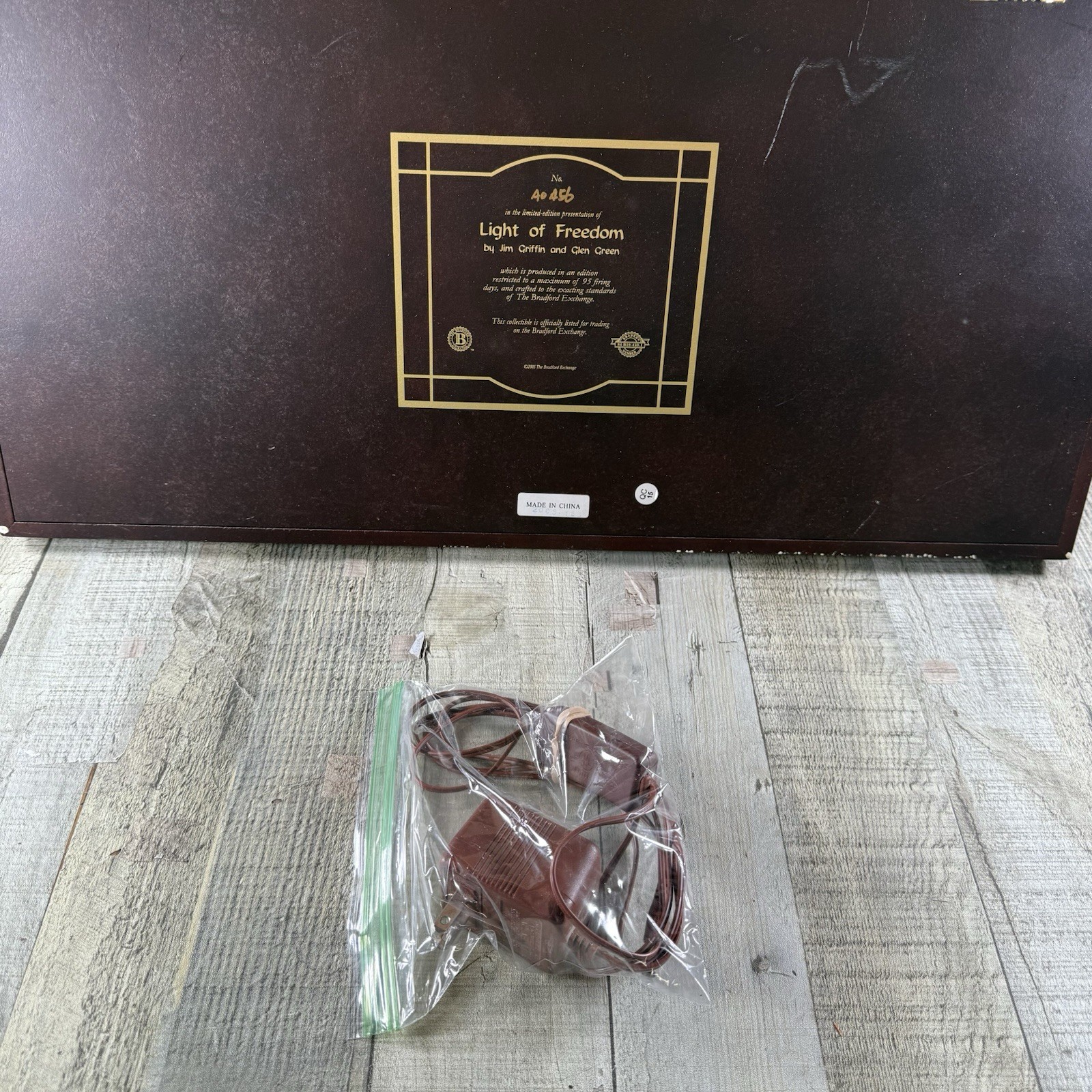 2005 Bradford Exchange LIGHT OF FREEDOM USMC Limited Edition Stain Glass Light