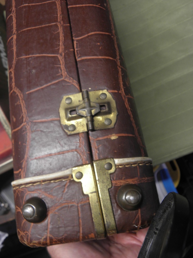 ALLIGATOR STYLE BROWN VIOLIN CASE