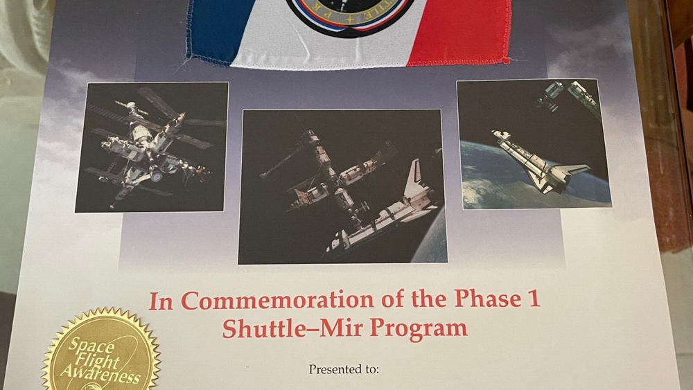 DISCOVERY (STS-91) FLOWN PHASE ONE SHUTTLE-MIR FLAG ON PRESENTATION CERTIFICATE