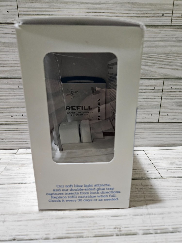 Raid Essentials Flying Insect Light Trap & 1 Refill + Box of 2 Refills