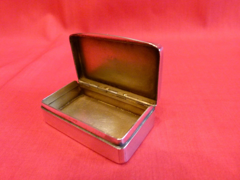 VERY NICE AMERICAN,Circa 1910 SOLID SILVER & ROSE GOLD GILT INTERIOR SNUFF BOX .