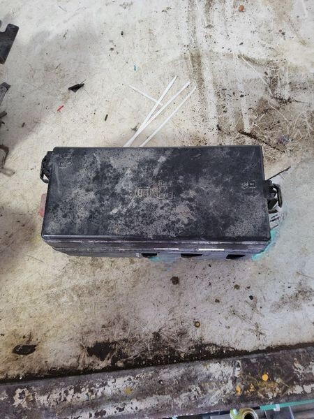 2005-2006 Ford Mustang Fuse Box Engine Assembly OEM