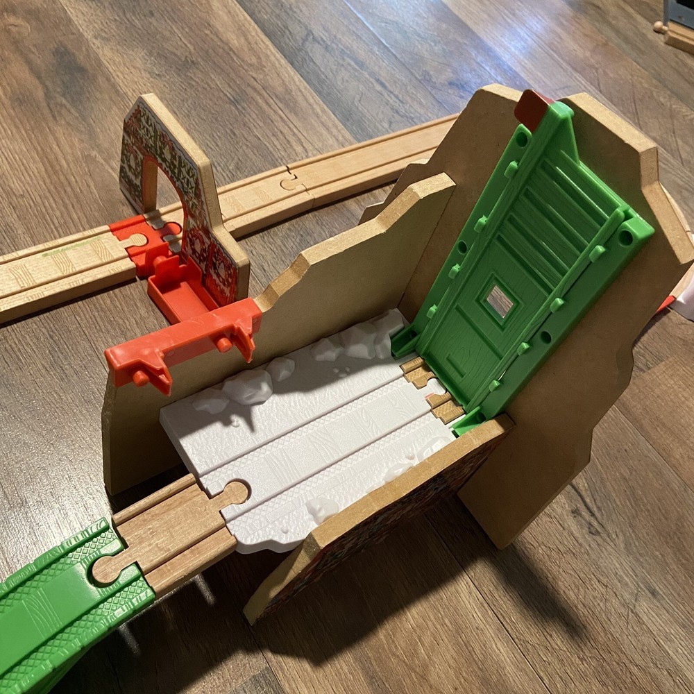 Santa's Workshop express Thomas the Train christmas set - Read