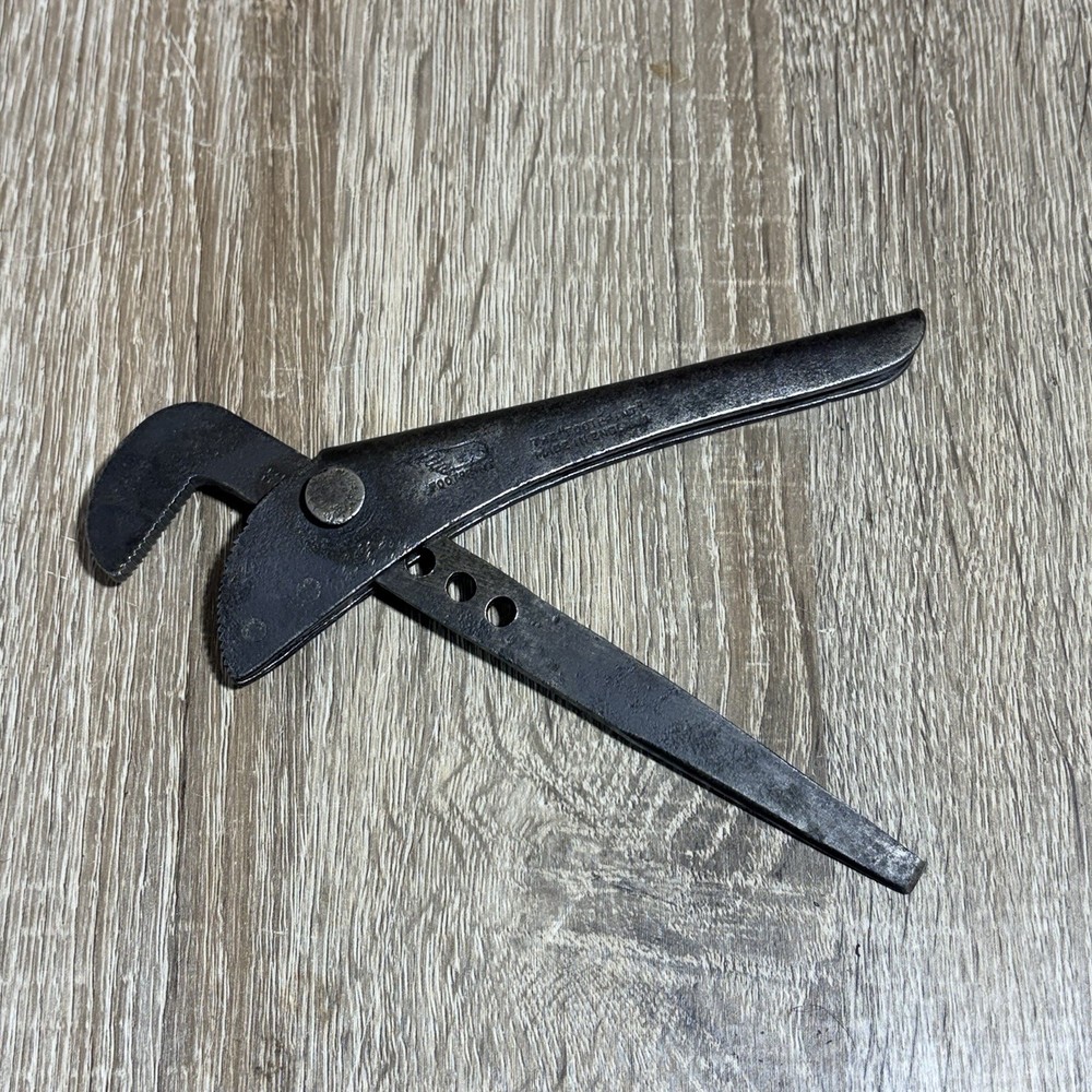 Footprint 7” Pipe Wrench