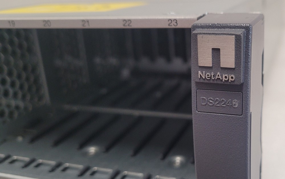 NetApp DS224C Disk Array Shelf w/ 2x IOM12 Controllers, 2x PSU, Rails