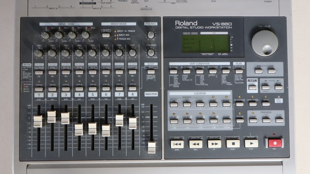 Roland VS-880 VXpanded Digital Studio Workstation Powers up UNTESTED N