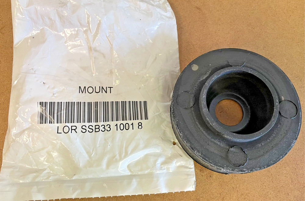 Freightliner engine isolator SSB33 1001 8, SSB33 1001 7 (upper and lower)