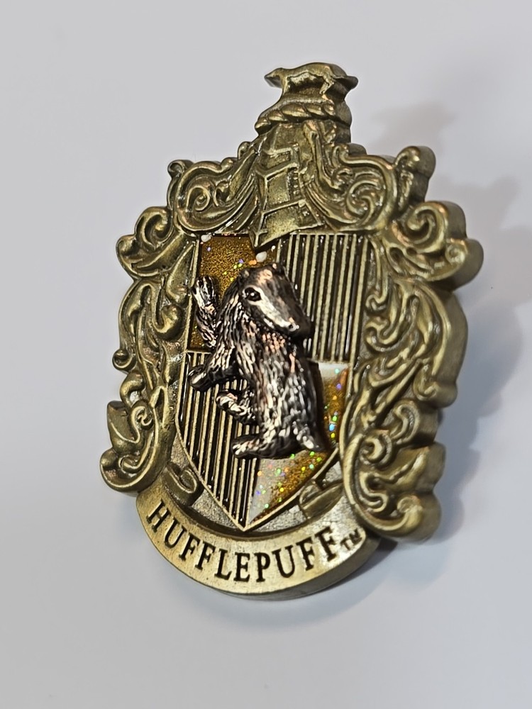 Harry Potter Universal Studios Lapel Pin Hufflepuff Crest