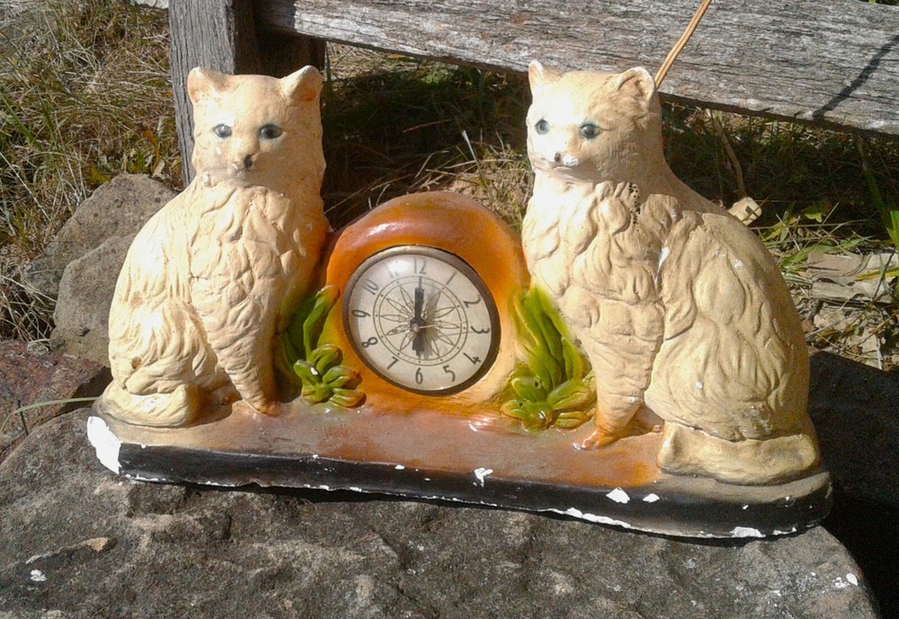 Vintage Lanshire Clock with 2 Chalk Ware White Cats