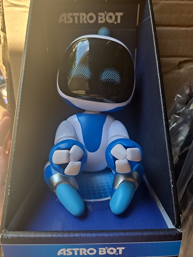 Astro Bot Controller & Phone Holder/Cable Guy Playstaion Character Figure Nib
