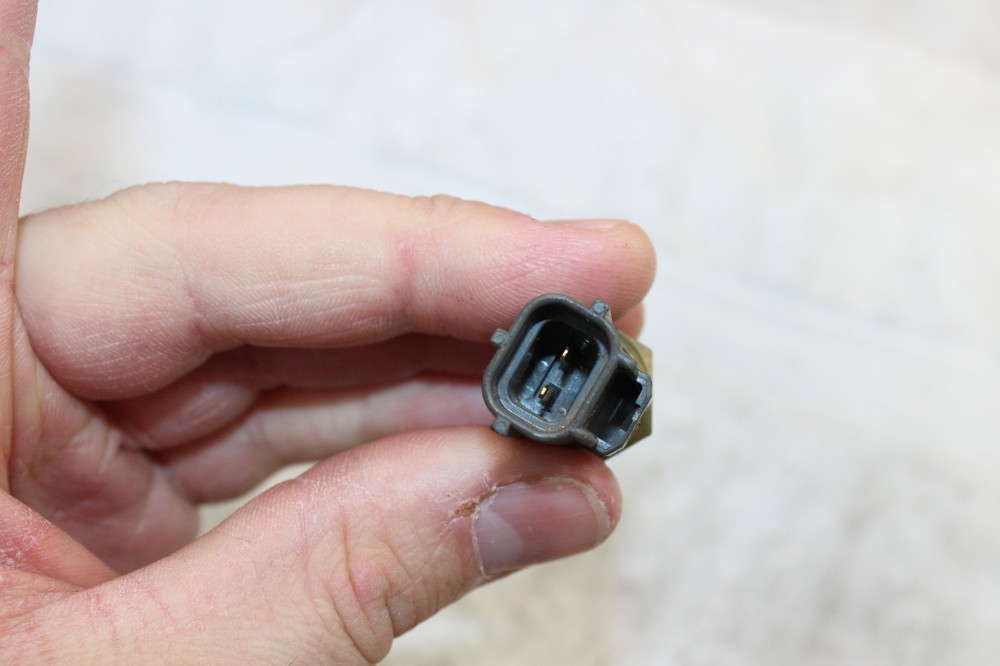 05 06 GSXR 1000 ENGINE CYLINDER HEAD COOLANT TEMP TEMPERATURE SENSOR - *GOOD*
