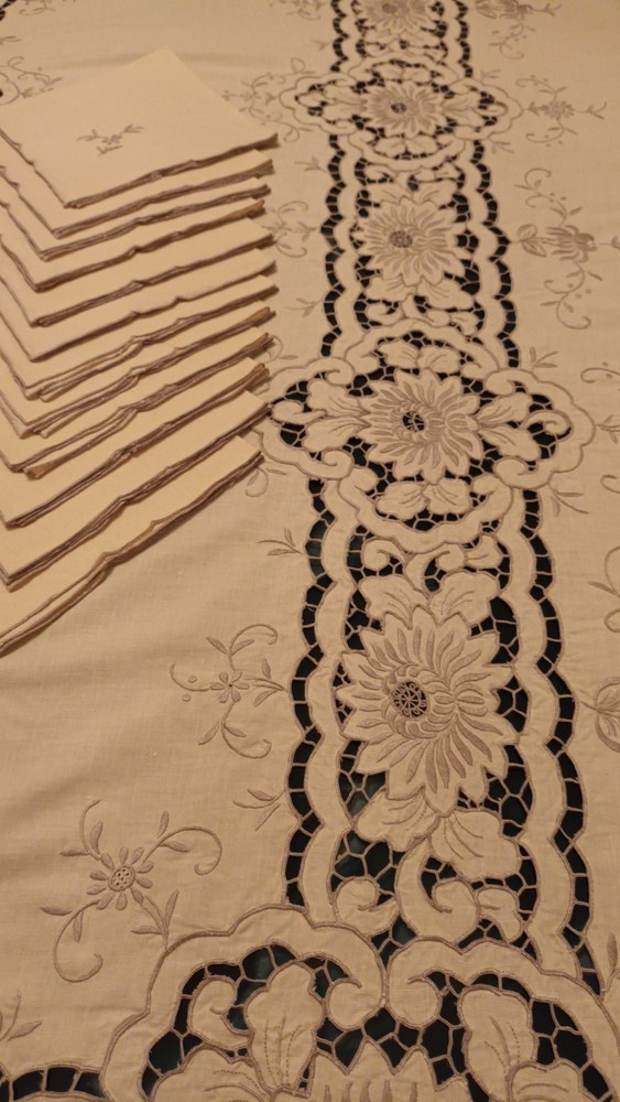 Hand Embroidered Rectangular Tablecloth With Napkins