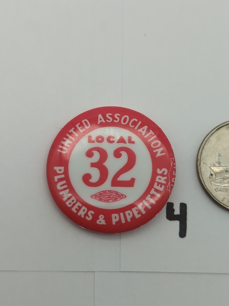 UA Local 32 Plumber Pipefitter Steamfitter Pin Back Button