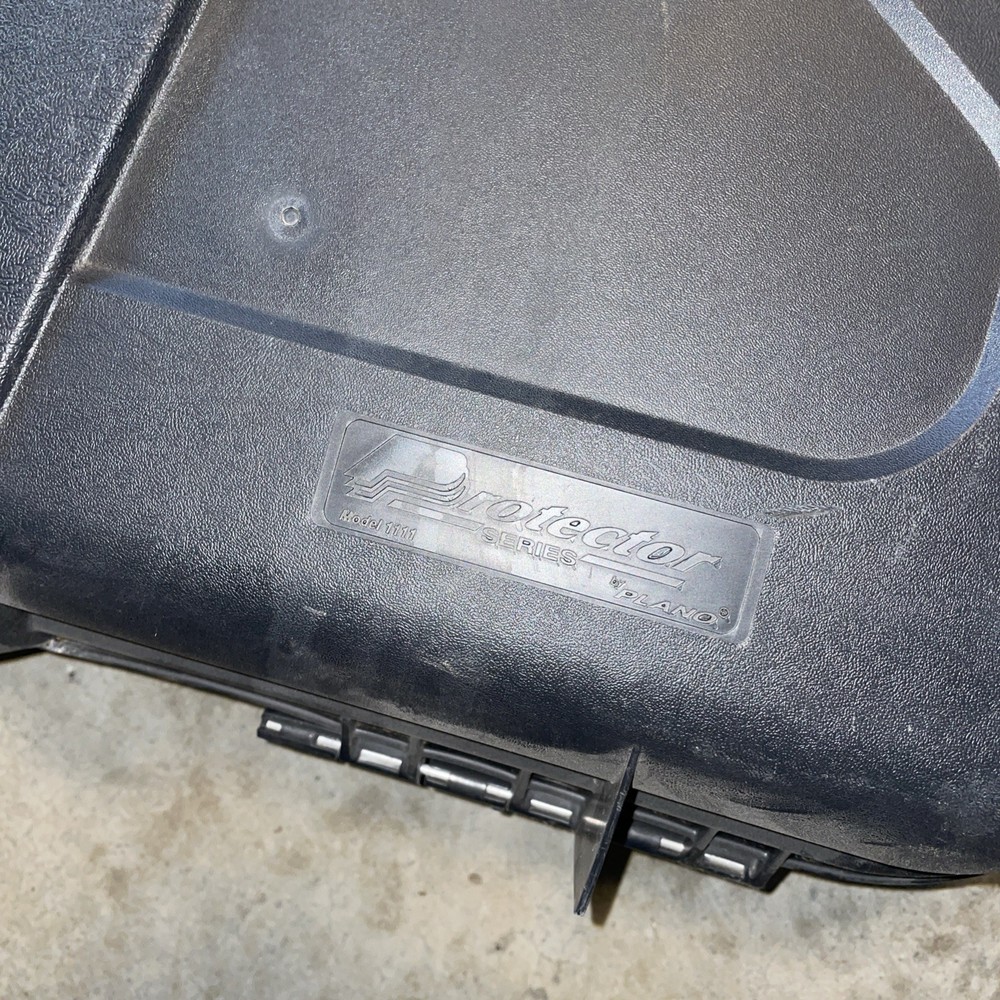 Plano Protector Series 49” Black Bow Case - Mod.#￼1111 (Read missing 1 Latch)￼￼